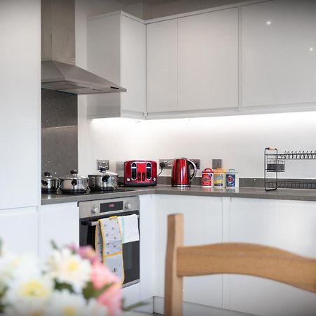 Hatfield Haven - Modern 2-Bed Retreat Near Uni, Business Park & City Center, Free Parking, Big Savings On Longer Stays Bagian luar foto