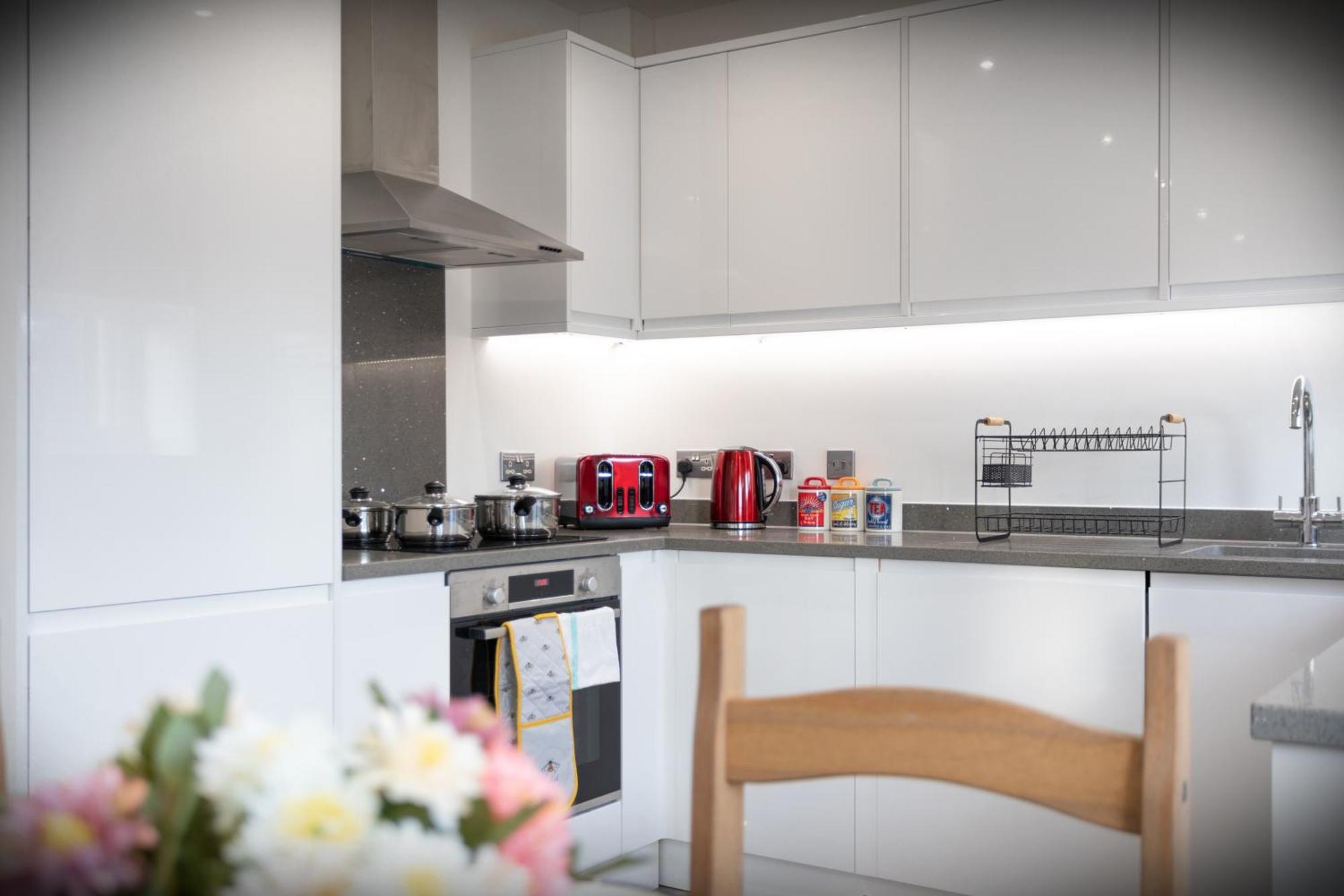 Hatfield Haven - Modern 2-Bed Retreat Near Uni, Business Park & City Center, Free Parking, Big Savings On Longer Stays Bagian luar foto